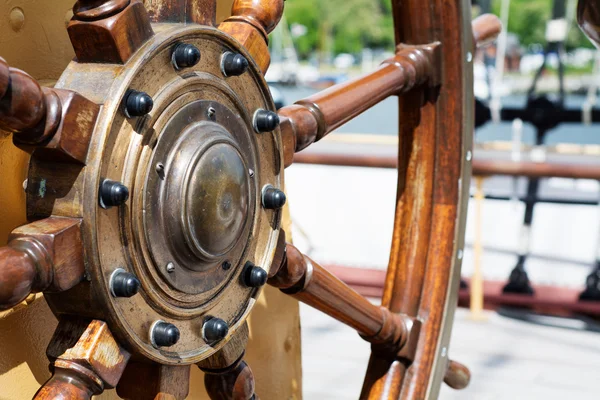 Volante de madera en un barco alto — Foto de Stock