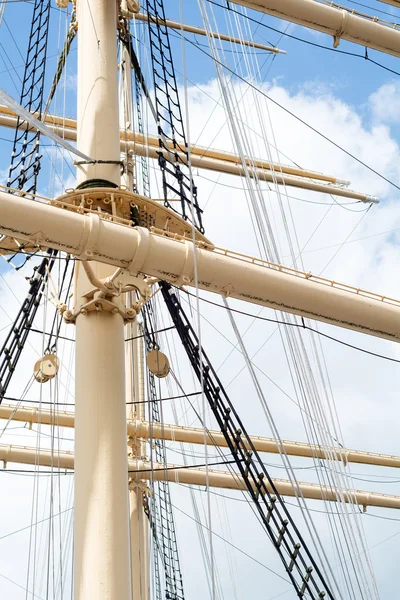 Mastros e equipamento de um navio alto histórico — Fotografia de Stock