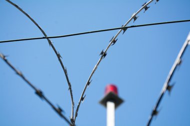 dikenli tel ve mavi gökyüzü, seçili f Acil ışık