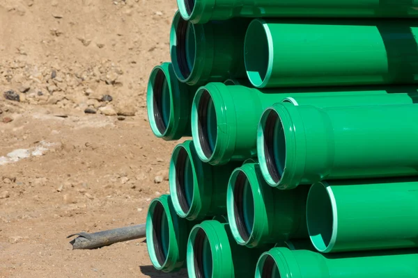 Tubos de plástico verde em um canteiro de obras — Fotografia de Stock