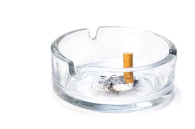 beyaz izole bir kül tablası içinde sigara izmariti