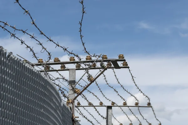 High Security Fence with electric barbed wire against a blue sky — Stock Photo, Image