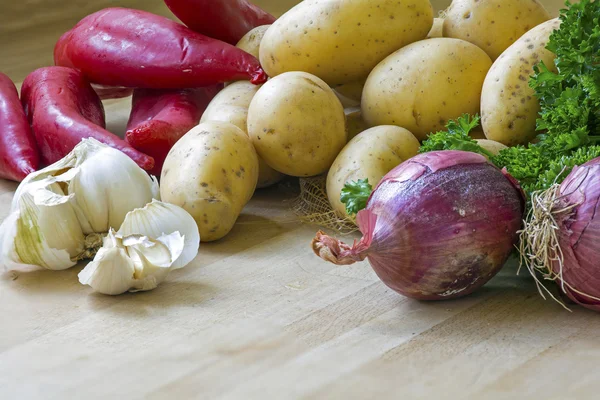 Organic vegetables on a wooden kitchen board — Stock fotografie