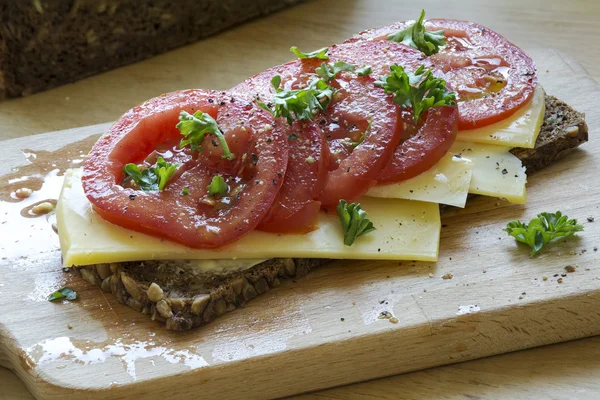 Dark bread with cheese and juicy tomatoes — Φωτογραφία Αρχείου