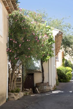 Eski kasaba evleri parlak sıva ile Güney Avrupa ve bir olean
