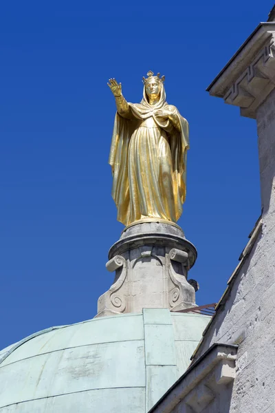 圣安妮 Apt，法国的大教堂的金色雕像 — 图库照片