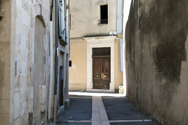 Vicolo stretto con una porta in legno nel centro storico — Foto Stock