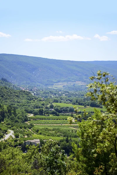 Luftaufnahme, Landschaft in Südeuropa unter blauem Himmel — Stockfoto