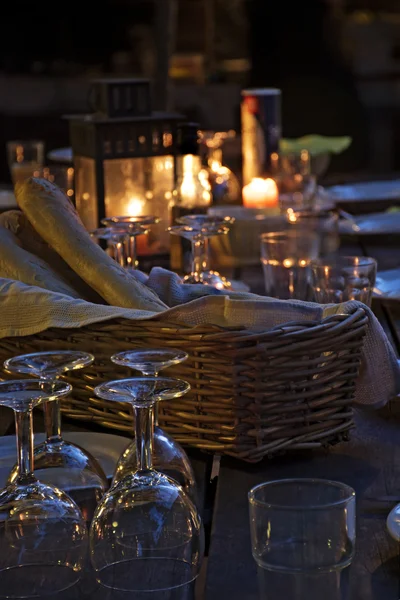 Mesa preparada para una cena al aire libre rústica por la noche —  Fotos de Stock