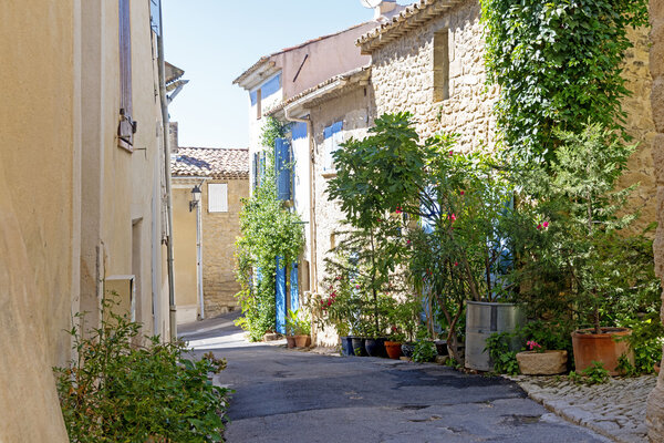 дома и цветы в старой деревне в Южной Европе

