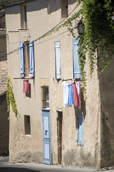 Typiskt hus i södra Frankrike med blå fönsterluckor och torkning laun — Stockfoto