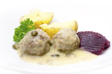 Kapari, patates ve kırmızı pancar ile beyaz soslu köfte