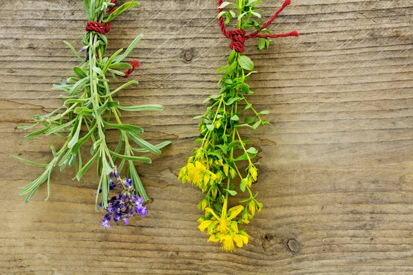 St. John's wort και λεβάντα κρέμεται για να στεγνώσει μπροστά από το ρουστίκ — Φωτογραφία Αρχείου