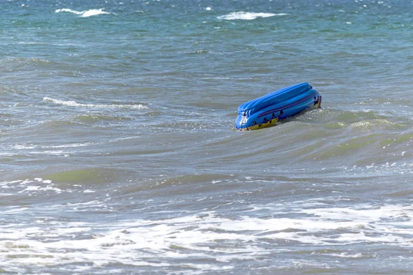 Kapseisde opblaasbare boot in de zee — Stockfoto