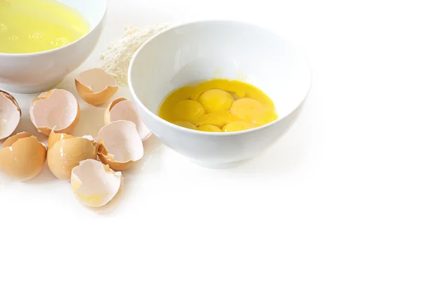 Eier zum Backen, Eigelb und Eiweiß in Schüsseln trennen, — Stockfoto
