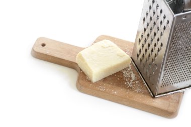 parmesan peyniri ve metal rende mutfak tahtası