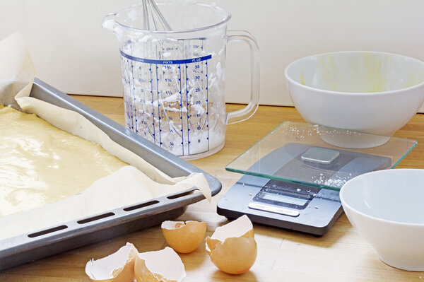 посуда для выпечки, поднос для выпечки с тестом, пластиковый кувшин, кухонный мешок
