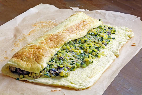 Omelett rulle med zucchini och vegetabiliska fyllning — Stockfoto