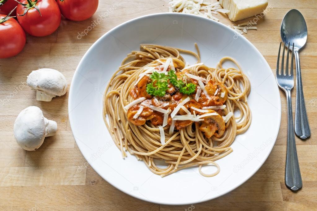 wholemeal spaghetti with sauce of tomatoes, mushrooms and parmes