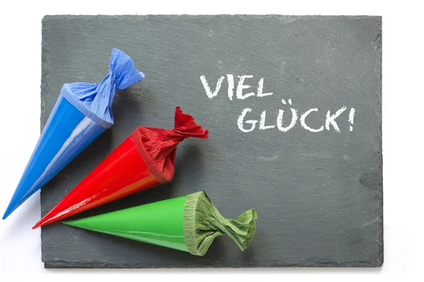 Schultüten an der Tafel mit der Botschaft "Viel Glück" — Stockfoto