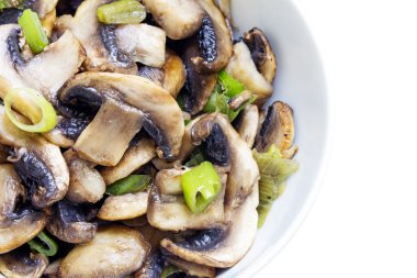 Beyaz bir arka plan üzerine bir kase mantar sebze tabağı