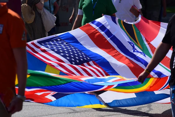 Drapeaux cousus ensemble, symbole de l'égalité des êtres humains de tous — Photo