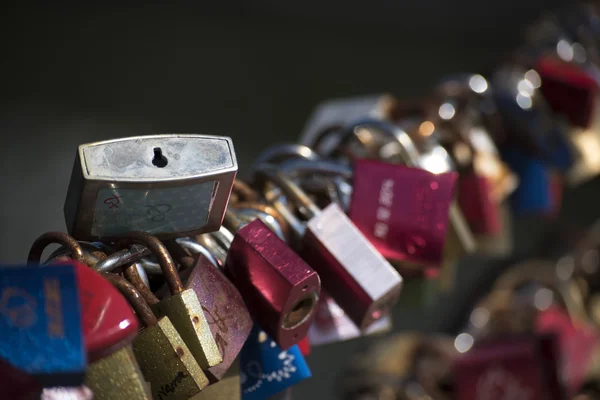 Cerraduras de amor en una barandilla puente — Foto de Stock