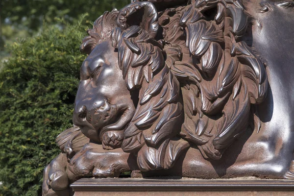 Cara de una escultura de león hecha de bronce, Luebeck, Alemania —  Fotos de Stock