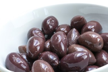 Beyaz bir kase Yunanistan'dan Kalamata zeytin