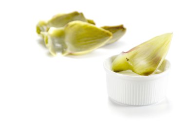 Akdeniz meze, enginar yaprağı dalış yaparak, isol bir kapta