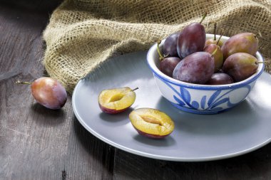 Erik bir kapta ve koyu renk ahşap bir plaka üzerinde