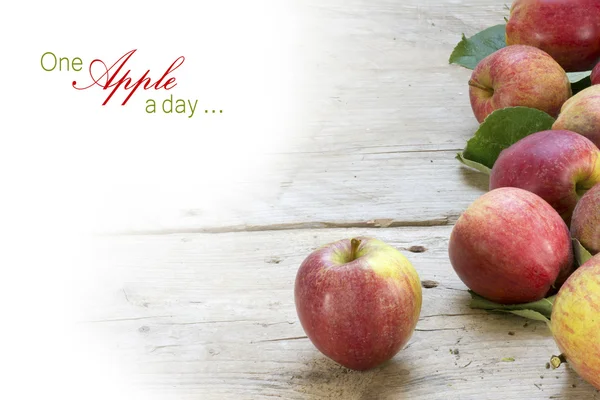 Κόκκινα μήλα σε ρουστίκ γκρίζο ξύλο, φόντο, σβήνουν τα λευκά — Φωτογραφία Αρχείου