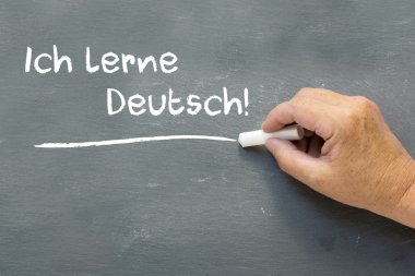 Ich lerne Deutsch (ı el ile Alman bir kara tahta üzerinde kelime 