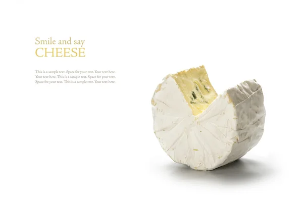 Niebieski ser miękki na białym tle na białym tle, przykładowy tekst Smi — Zdjęcie stockowe