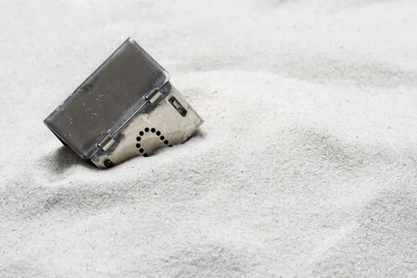 モデルハウスはめり込む砂、不動産におけるリスクの概念 — ストック写真