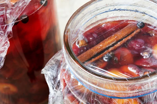 Fruits rouges conservés avec des épices dans des bocaux en verre — Photo