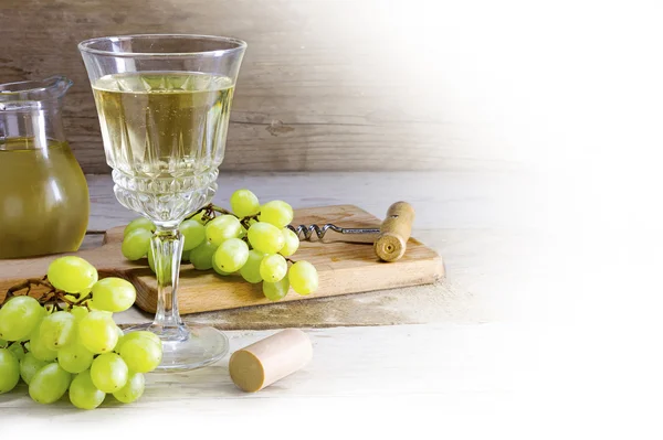 Wine and green grapes on rustic wood, corner background on white — Stock Photo, Image
