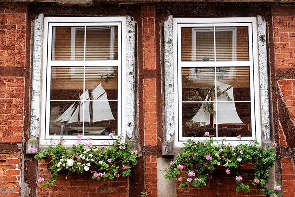 eski bir yarı ahşap ev içinde tirizli pencere eşiği