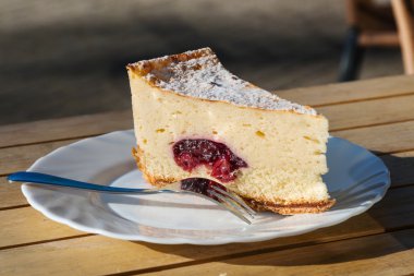 Cheesecake doldurma kiraz ile dilim