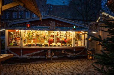 Almanya 'nın tarihi Lubeck kasabasındaki Noel pazarında geleneksel zencefilli kurabiye ve şeker satan aydınlatılmış satış standı, kopyalama alanı, seçilmiş odak noktası