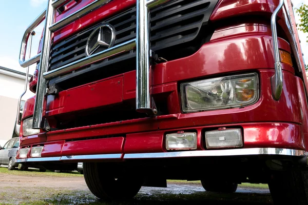 Frente a un camión mercedes rojo sintonizado —  Fotos de Stock