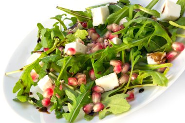 beyaz peynir ve nar beyaz tabakta Roka Salatası