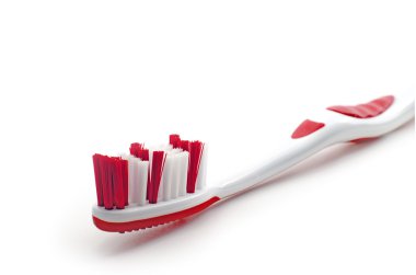 Beyaz bir arka plan üzerinde kırmızı diş fırçası yakın çekim