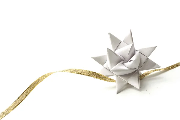 Estrella de froebel de papel blanco con una cinta dorada aislada en blanco —  Fotos de Stock