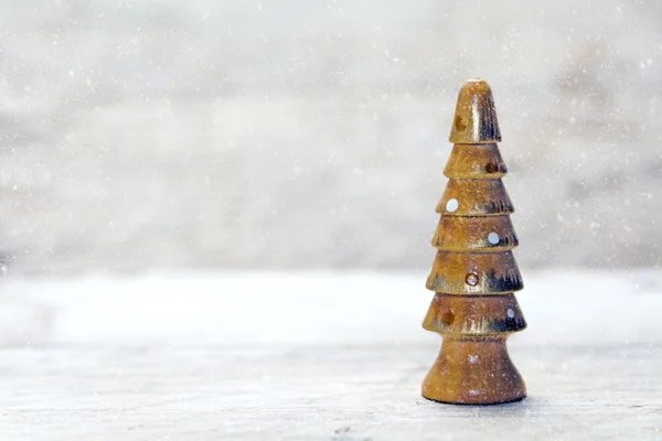 Liten trä julgran mot en snöig grå bakgrund — Stockfoto