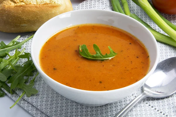Sopa de crema de tomate en un tazón blanco con guarnición de rúcula —  Fotos de Stock