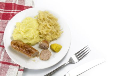 Kızarmış sosis turşu lahana, patates püresi ve hardal ile