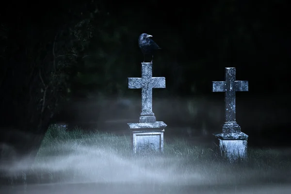 Concepto de Halloween, cruces de piedra en la noche en el cementerio de niebla —  Fotos de Stock