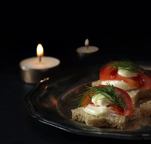 Stjernemerker med tomat og dipp, stearinlys i baken – stockfoto