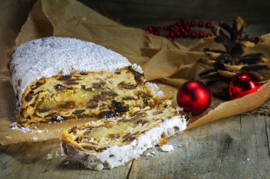 Noel stollen, rus üzerinde kahverengi kağıt geleneksel Alman pastası